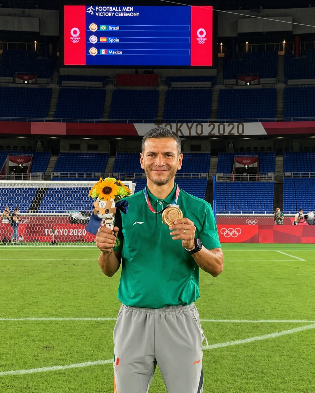 Jaime Lozano con la medalla de bronce olímpica en Tokio 2020